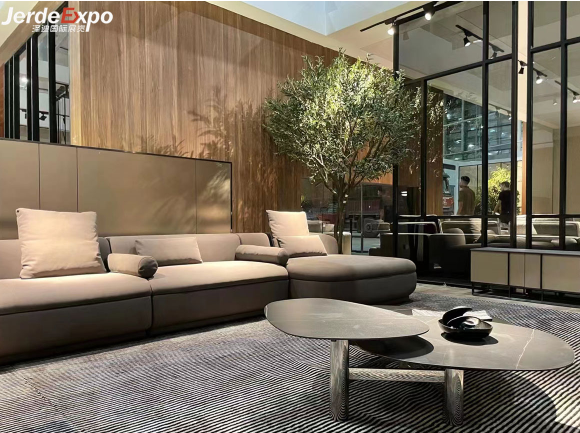 如何利用玻璃使展臺更亮更美觀？杭州展會搭建公司解答